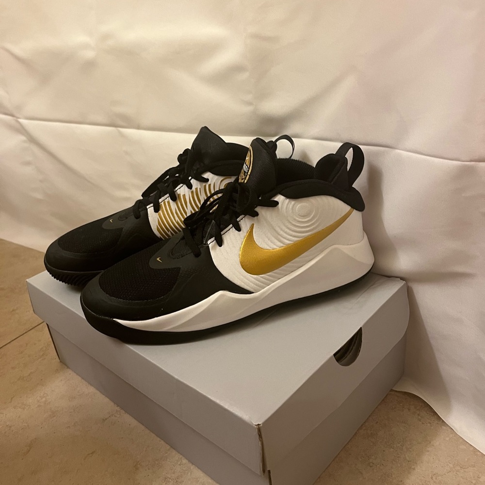 Nike Basketball Shoes size 6 Youth